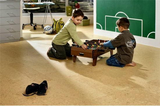 宝宝在家里“摸爬滚打” 如果铺的是软木地板就好了