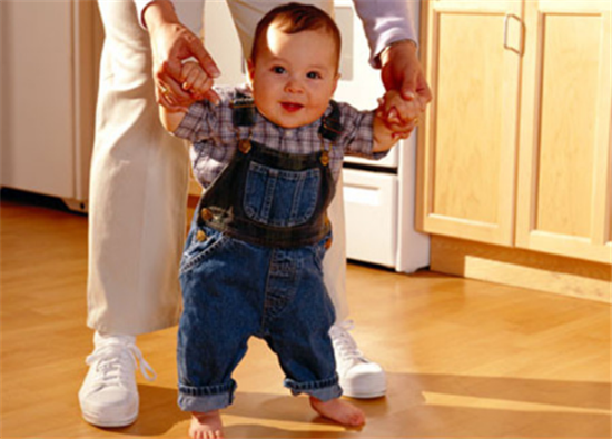 宝宝在家里“摸爬滚打” 如果铺的是软木地板就好了